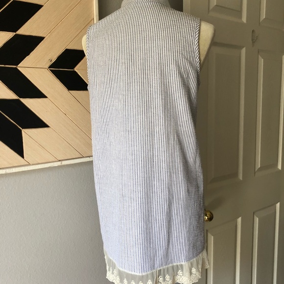 Sleeveless top with lace hem - Picture 2 of 3